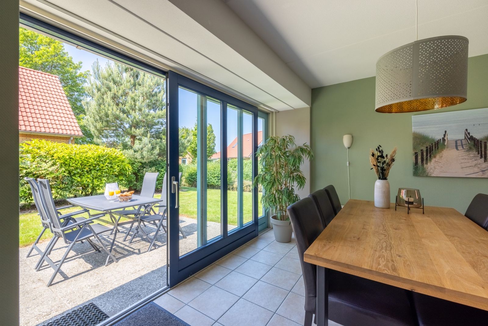 Medemblik kindervilla eetkamer terras