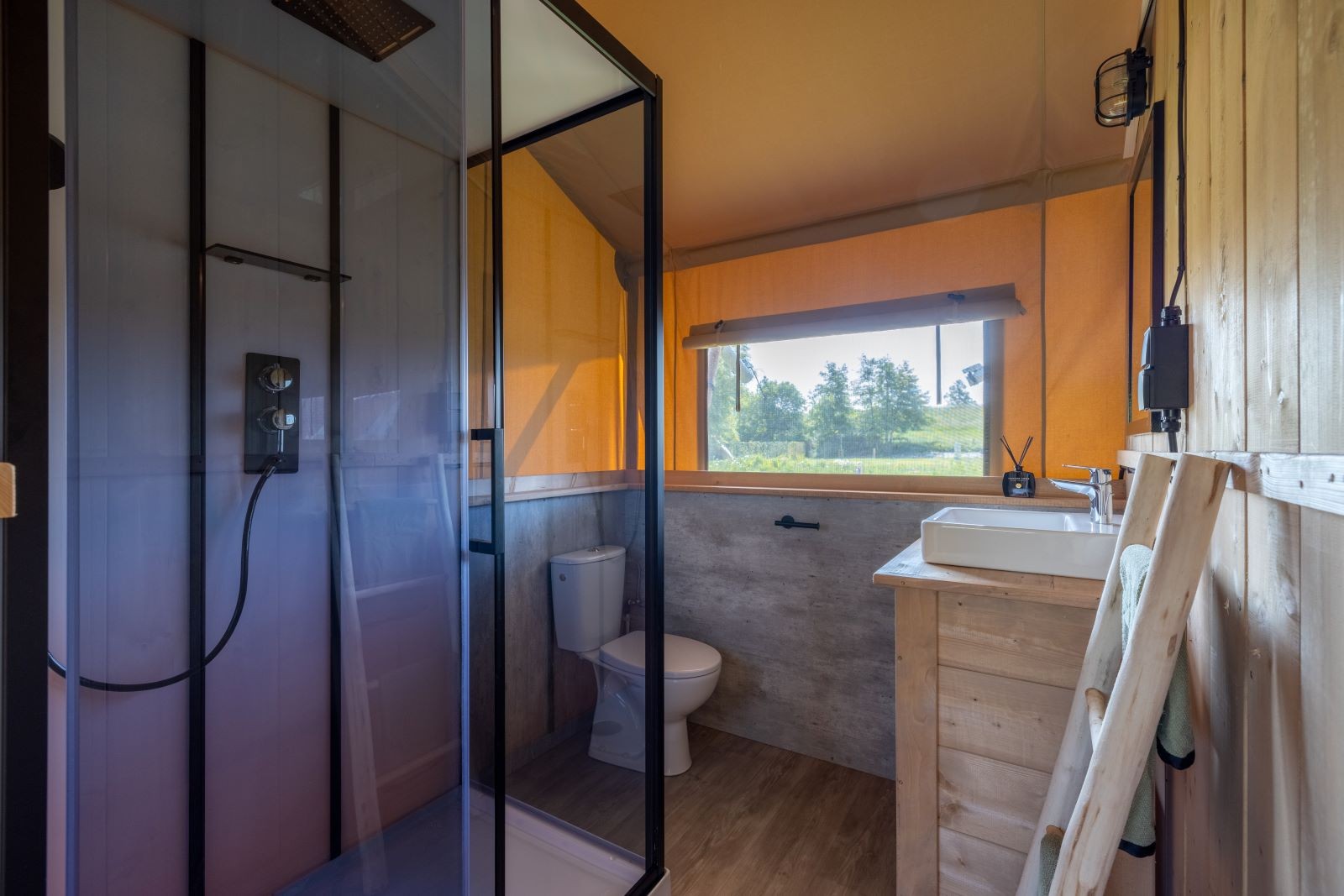 Safarilodge impala badkamer