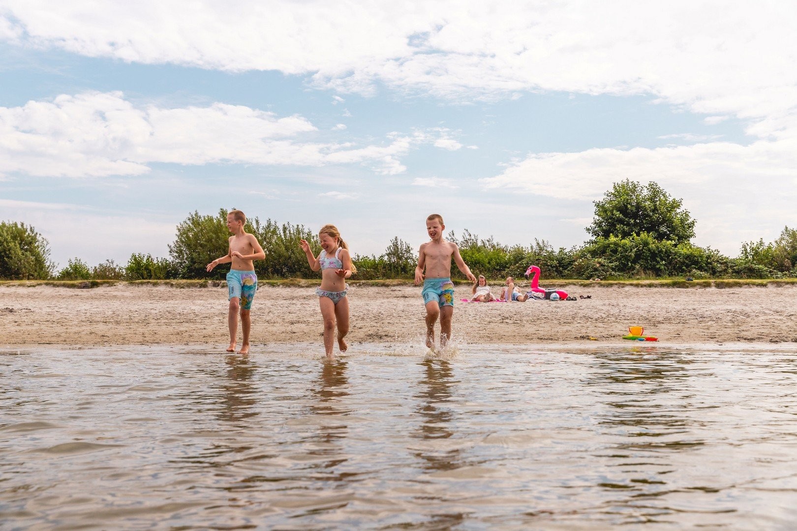 Spelende kinderen strand villavakantiepark ijsselhof